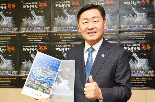 녹두 공연 직접 관람 후 공연장 앞에서 2036하계올림픽 개최 유치를 다짐하는 김관영 도지사/사진=전북특별자치도 제공