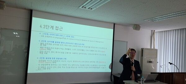 성경륭 상지대학 총장이 종이문화재단에서 거행된 ‘제7회 지구촌한글학교미래포럼’에서 세계한류ㆍ한상ㆍ한인대학의 설립 취지에 대해 기조강연을 하고 있다/사진=포럼측 제공