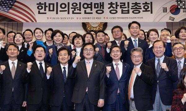 우원식 국회의장(가운데)과 더불어민주당 정동영 한미의원연맹 공동 대표 (죄측)조경태 국민의힘 한미의원연맹 공동대표(우측)/사진=정동영 의원실 제공
