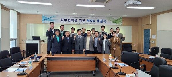 MOU 체결식 후 주요 참석인원이 합동으로 기념촬영을 했다.좌측부터 양태정 비투엔 사외이사(변호사),이창현 대표이사, 조명우 인하대학교 총장,김원오 센터장(AI.데이터법센터), 정영진 주임교수(AI.데이터법학과)/사진=인하대학교 법학전문대학원 제공