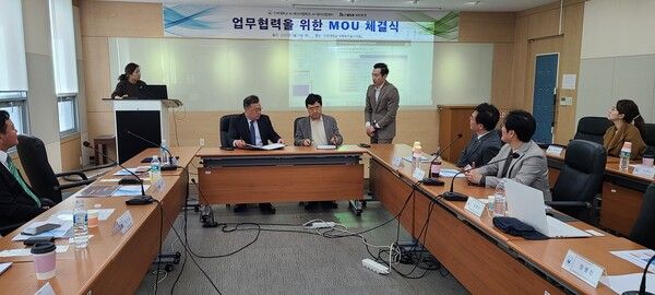 비투엔 이창현 대표이사와 김원오 인하대학교 AIㆍ데이터법센터장 MOU 체결 장면/사진=인하대학교 법학전문대학원 제공