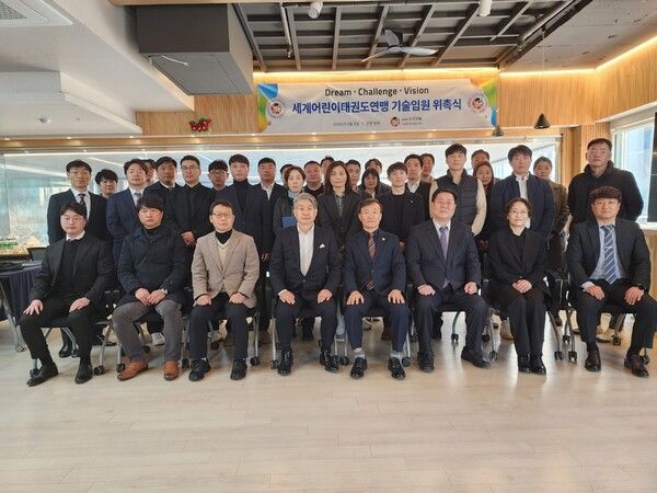 세계어린이태권도연맹은 본부 직속기구로 '기술위원회'를 발족시켰다. 동 위원회를 총괄지휘하는 기술위 총괄의장으로 강익필 사범(태강원 원장)을 임명하였다. 기술위원회 주요 임원진들에게 임명장 수여식 후 합동으로 기념사진/사진=세계어린이태권도연맹(WCTU)제공.