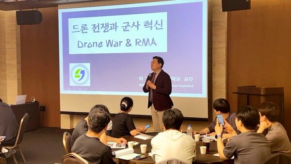 국방과학연구소 선임 역량 강화과정 강의 사진(사진 제공 : 한국방위산업연구소)
