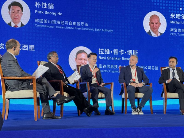 박성호 부산진해경자청장(가운데)이 중국에서 열린 '글로벌 하이엔드 제조 써밋'에서 부산진해경제자유구역의 장점을 알리며 투자 가능성을 타진했다.／사진=부산진해경자청 제공