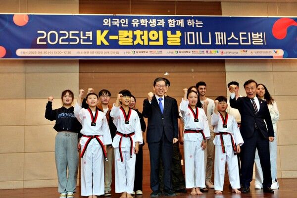 외국인 유학생들을 위한 'K-컬처의 날' 행사 후 상지대학 성경륭 총장(중간)과 세계어린이태권도연맹 이상기 총재(좌측)와 4명의 세계어린이태권도연맹 품새시범단 기념촬영/사진=상지대학 제공