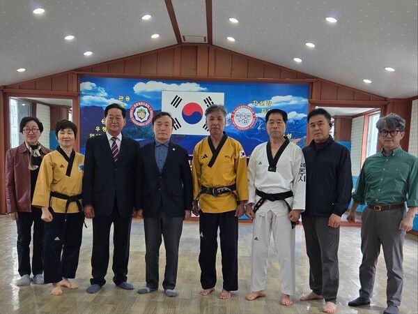 전북시니어태권도협회 본부 수련 태권도장에서 전북시니어태권도협회 정선진 회장(좌측에서 세번째),세계어린이태권도연맹 이상기 총재(내번째).최재균 전북시니어태권도협회 상임부회장(우측 내번째)합동 기념촬영/사진=세계어린이태권도연맹 제공