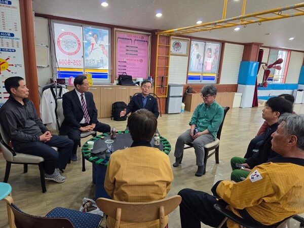 향후 경락품세와 시니어태권도와의 상관관계 및 협력 필요성에 대해 세계어린이태권도연맹 이상기 총재가 전북특별자치도 시니어태권도협회 정선진 회장을 비롯한 임원진들에게 설명하는 장면/사진=세계어린이태권도연맹 제공