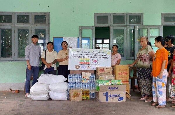 현지인들과 함께 지진피해 복구사업 선봉에서 봉사하는 이준석 선교사(태권도 사범)/사진 세계어린이태권도연맹 제공