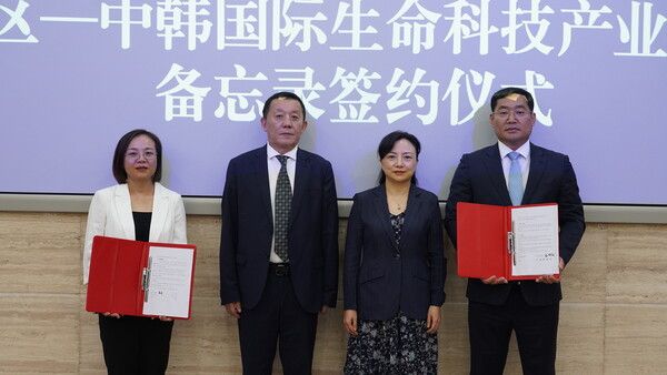 (사진 맨 오른쪽)손상훈 제이준코스메틱 대표가 최근 중국 충칭시를 방문해 현지 정부 및 징둥닷컴 관계자들과 업무협약을 체결한 후 기념촬영을 하고 있다. / 사진=제이준코스메틱 제공