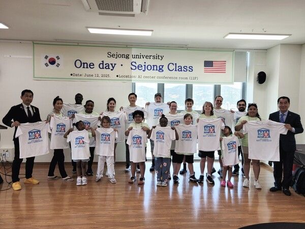 임명장 수여식 후 유네스코등재추진 기념 티셔츠를 들고 퍼포먼스 장면/사진=KOREA 태권도 유네스코등재 추진단 제공