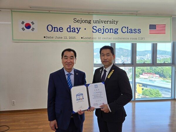 KOREA 태권도유네스코 추진단 최재춘 단장이 양복선 미국 품새대표팀 감독에게 해외홍보대사 임명장 수여식을 진행/사진=유네스코 추진단 제공