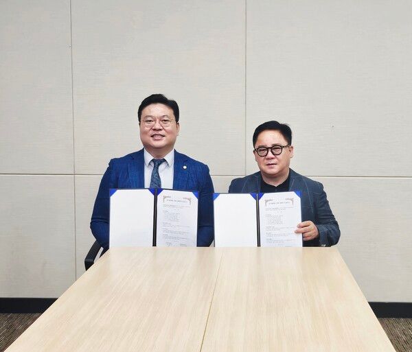 상호 업무협약 양해각서 체결 기념사진(사진 제공 : 한국방위산업연구소)