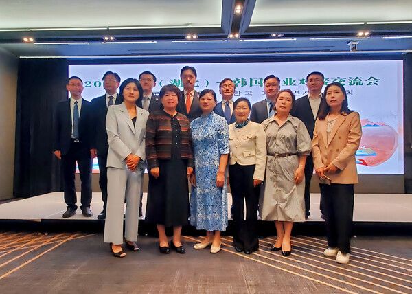 2025년 중국 후베이(湖北)- 한국 기업매칭(对接)교류회 종료후 후베이성 인민정부 대표단과 주요 내빈 합동 기념촬영/사진=한중지역경제협회 제공.