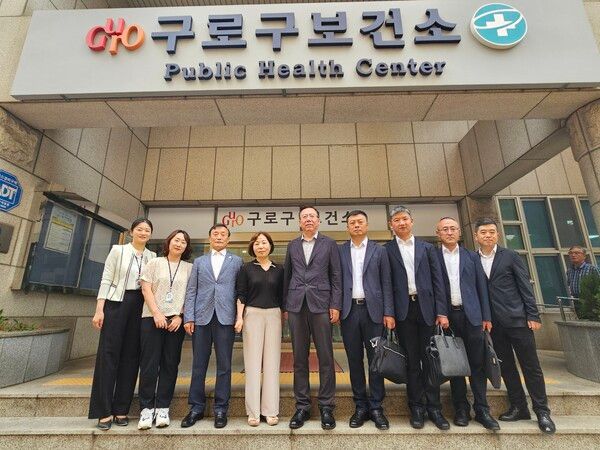 한중지역경제협회 주선으로 대련시 민정국대표단 서울 구로구 보건소 방문 후 구로구 보건소 관계자와 합동사진 촬영/사진=한중지역경제협회 제공
