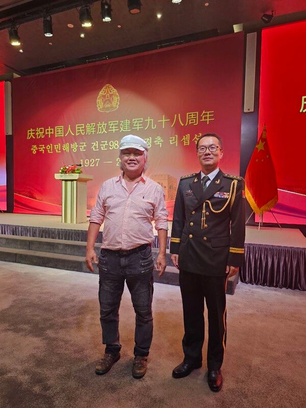 판쿤 주한 중국 부대사와 반가운 만남을 갖은 차홍규 한중미협 회장./사진=한중미술협회 제공.