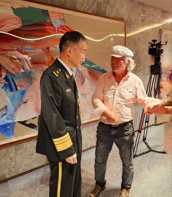 왕징궈 주한 중국 무관과 담소를 나누는 차홍규 한중미협 회장./사진=한중미술협회 제공.