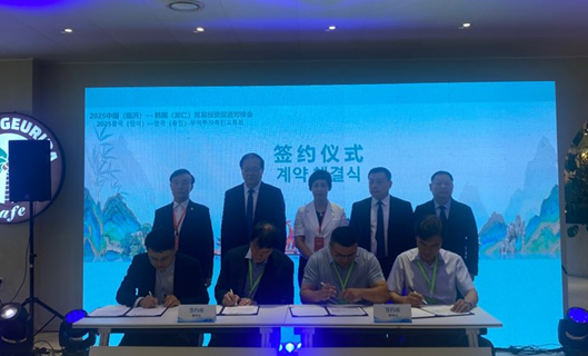 한중 기업간 계약체결식에서 한중지역경제협회 이상기 회장. 중국 린이시 인민정부 손덕사 부시장.황미상 용인특례시의회 의원,왕우전 린이시란산구상가관리위원회 부주임,왕광위 린이시 인민대외우호협회 상무 부회장 참석했다./사진=한중지역경제협회 제공