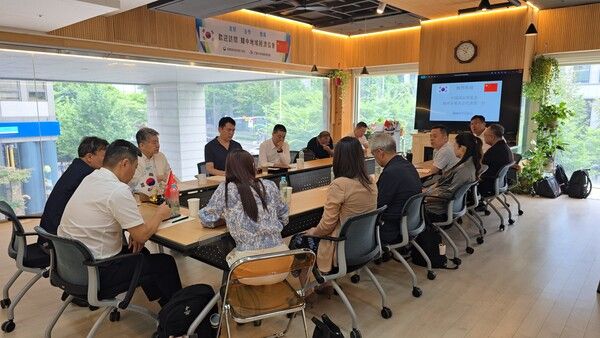 덕주시 국제무역촉진회 대표단과 한중지역경제협회 임원진과 무역ㆍ투자에 대한 좌담회를 개최했다./사진=한중지역경제협회 제공