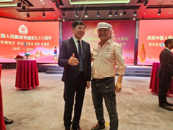 판쿤 주한 중국 부대사와 반가운 만남을 갖은 차홍규 한중미협 회장/사진=한중미술협회 제공.