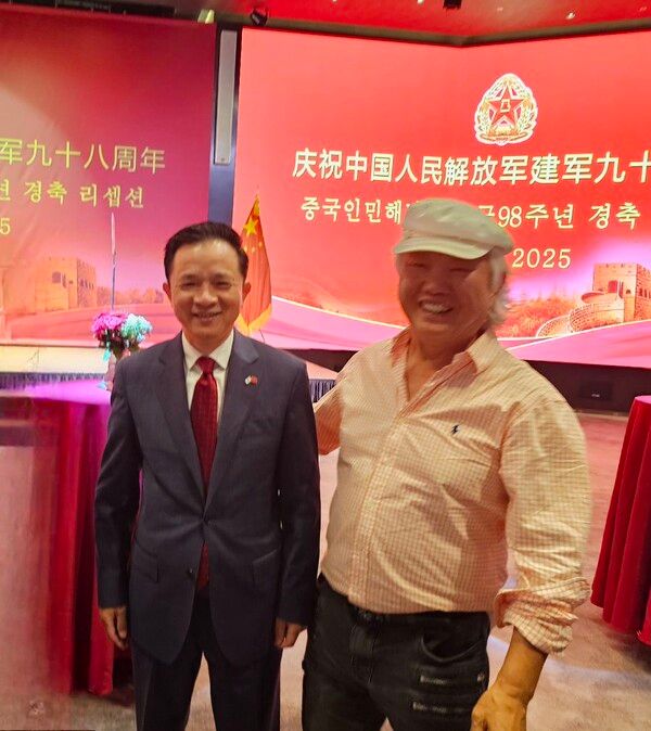 다이빙 주한 중국와 다정하게 포즈를 취한 차홍규 한중미협 회장./사진=한중미술협회 제공.