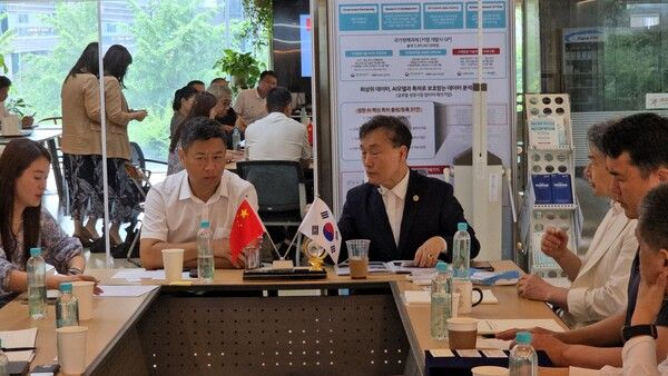 韩冰 덕주시 국제무역촉진회 회장 겸 당서기와 한중지역경제협회 회장이 회의를 공동 주재했다./사진=한중지역경제협회 제공