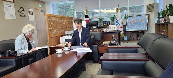 11일 무주 태권도진흥재단 김중헌 이사장은 집무실에서 독일 매체 TAEKWONDO ACUTEL 잡지사 발행인 겸 CEO (Sybille Maier)와 창립 20주년 기념 단독 인터뷰를 진행했다./사진=태권도진흥재단 제공