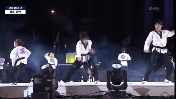 광복 80주년 기념 축하행사에서 태권한류와 태권코레오팀이 멋진 태권도 퍼포먼스를 선보이고 있다/KBS방송 화면 캡처