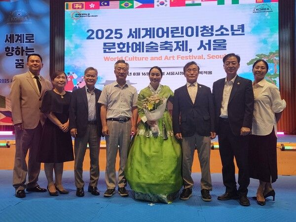 '2025 세계어린이청소년문화예술축제 in Seoul' 김지연 조직위원장(러브락문화예술평생교육원 대표)와 주요 내빈들과 행사 배경판 앞에서 합동 기념촬영을 하고 있다./사진 세계어린이태권도연맹(WCTU)제공