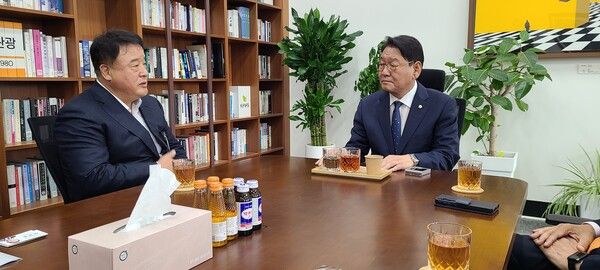 19일 아시아태권도연맹 김상진 회장은 국회 문화체육관광위원회 김교흥 위원장을 예방, 연맹 현황 설명과 함께 각별한 관심과 지원을 정중히 요청했다/사진=아시아태권도연맹 제공