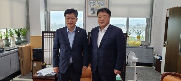 19일 아시아태권도연맹 김상진 회장은 국회 환경노동위원회 안호영 위원장(무주ㆍ진안ㆍ완주 지역구 국회의원)을 예방, 연맹 현황 설명과 함께 향후 연맹 본부의 무주태권도원 이전에 따라 각별한 관심과 지원을 정중히 요청했다/사진=아시아태권도연맹 제공