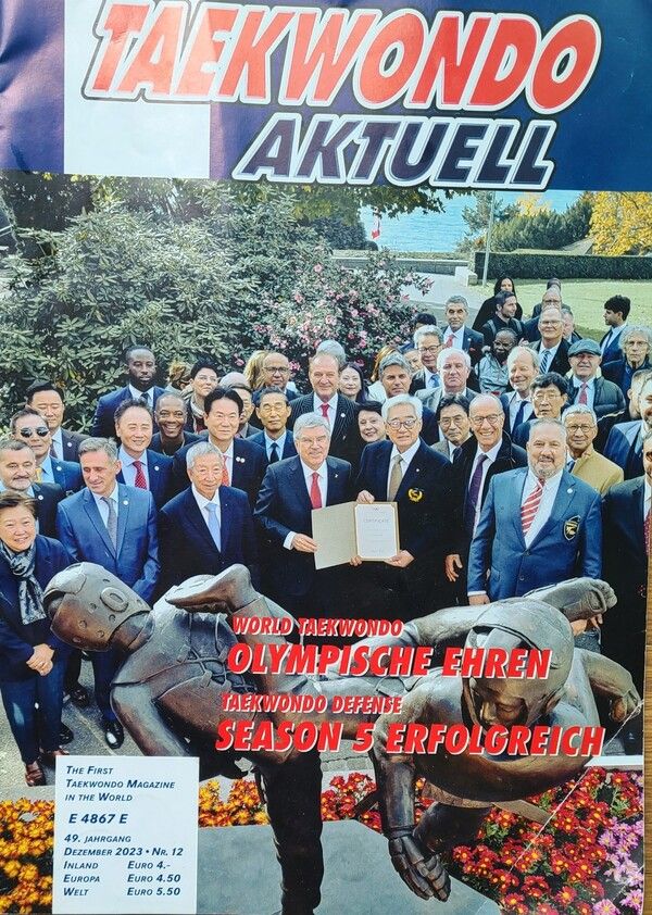 세계어린이태권도연맹(WCTU)이상기 총재 안내로 4일 원주 소재 애플라인드사(대표이사 김윤수) 를 현장 취재후 현관 로비에서 방문기념 촬영/사진=세계어린이태권도연맹 제공.