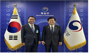 정동영 통일부장관이 최재춘 단장을 격려하고 기념 촬영했다.