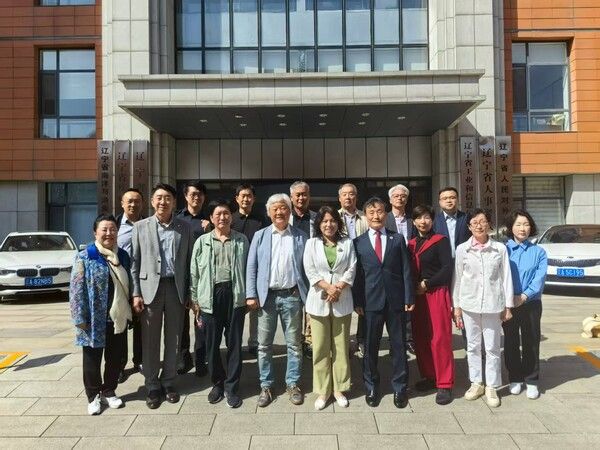 조광휘 대표（첫줄 왼쪽에서 두번째）한중미술협회 차홍규 회장(왼쪽에서 네번째）,지아구이펀 요령성 인민대외우호협회 상임 부회장（왼쪽에서 다섯번째), 한중지역경제협회 이상기 회장（여섯번째)이 2026년 교류ㆍ협력 계획 협의를 마치고 요령성 인민대외우호협회 본부 앞에서 방문 대표단 기념촬영/사진=한중지역경제협회 제공