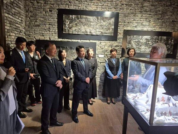 한중미술협회 차홍규 회장이 전시회 개막식 행사 후 전시관에서 중국 심양시 부시장과 한국측 귀빈으로 초대된 더불어민주당 박정 국회의원과 심양 총영사관 관계자들에게 작품 소개를 하고 있다./사진=한중미술협회 제공