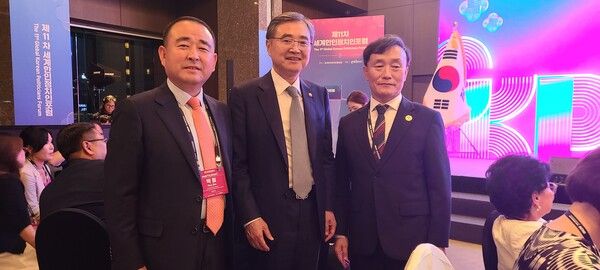 이상기 재외동포신문 회장과 조현 외교부장관, 박철 중국 북경시 정협위원