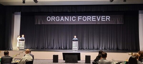 '오가닉 포에버(Organic Forever)'의 글로벌 런칭 행사에서 이영 회장 축사 장면/사진 오가닉포에버 제공