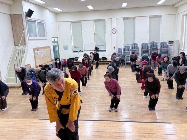 안골노인복지관원 대상으로 태권도 수련에 앞서 몸푸는 동작을 지도하고 있다/사진=세계어린이태권도연맹 제공