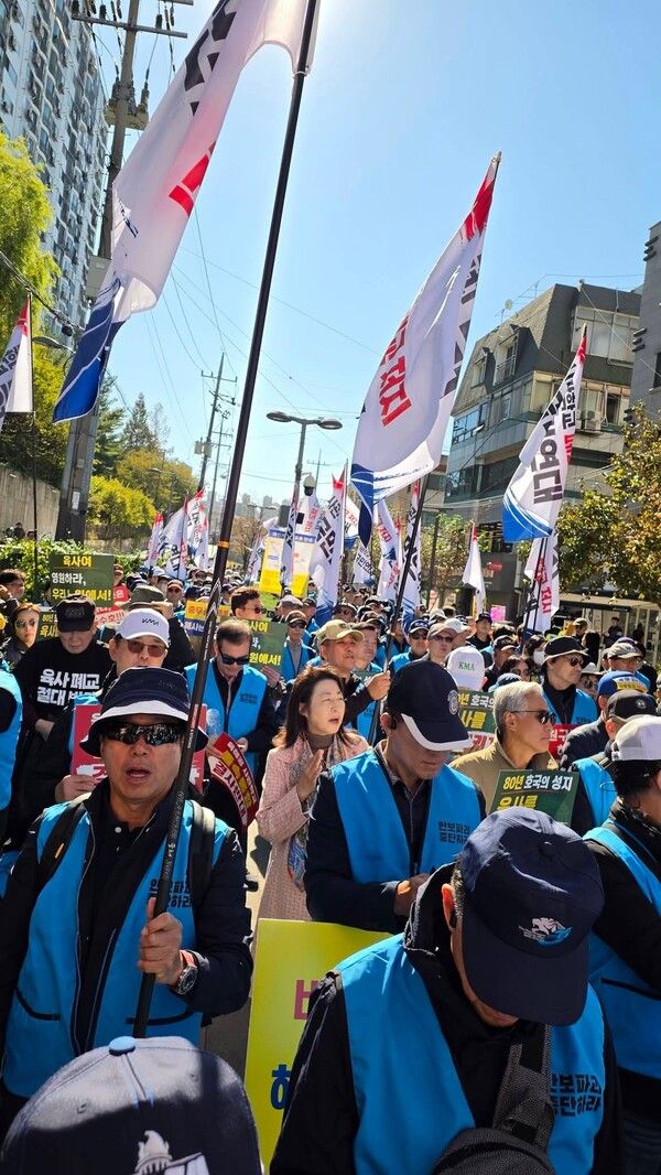 2026년 10월 22일 오전 8시 30분부터 서울 노원구 육군사관학교 정문 앞에서 육사 동문과 노원구 주민 등 약 1,000명이 참석, 육군사관학교 통폐합에 반대하는 집회 장면/육사총동창회 SNS갈무리