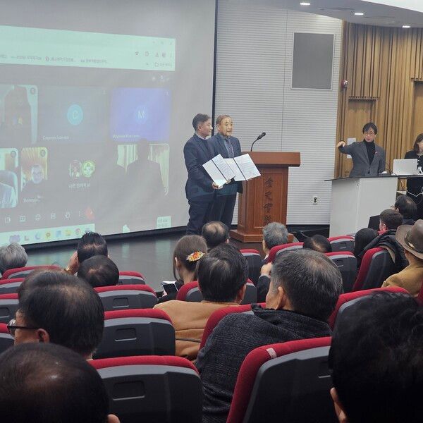 '우크라이나 전쟁 4주년 재건포럼 및 스마트빌리지 국제플랫폼 발족식’은 2026년 2월 25일(수) 오후 3시, 한양대학교 정몽구 미래자동차연구센터 컨퍼런스홀 105호에서 개최되었는데 주 Smart Village 지역 협력 플랫폼 구축 MOU 서명식에서 이양구 前 우크라이나 대사와 건강혜 이환희 대표가 맞손을 잡았다./사진=한국 우크라이나 뉴빌딩협회 제공