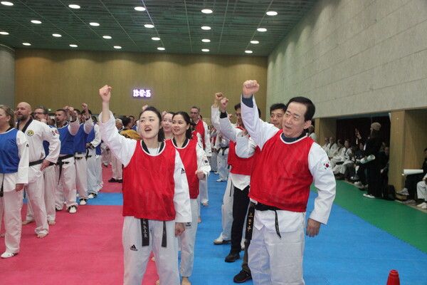 오현득 연맹 지우회장 선창으로 '지도관 뿌리찾기 운동' 구호를 외치고 있다. /사진=세계태권도지도관연맹 제공