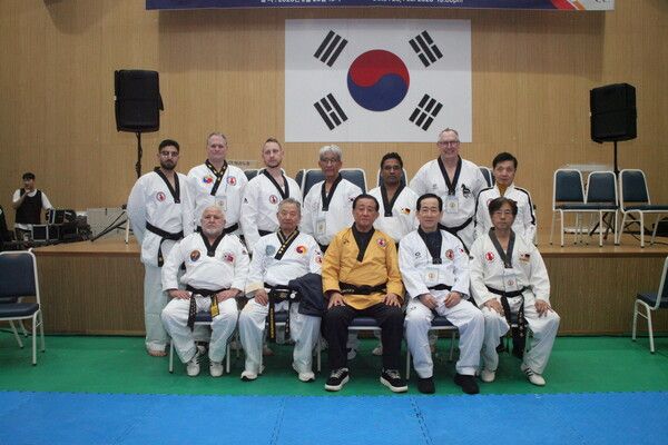 세계지도관태권도연맹 해외 주요 대사범들과 합동 기념촬영 장면. 앞줄 정중앙 (이승완 총재), 좌측 (류원기 연맹 이사장), 우측(오현득 연맹 지우회장)/사진=세계태권도지도관연맹 제공