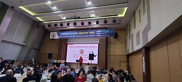 지난 1일 무주태권도원에서 거행된 세계태권도지도관연맹 창립 80주년 기념행사 환영 만찬에서 '굿 파머스 악단'의 솔로 섹소폰 연주 장면/세계태권도지도관연맹 제공