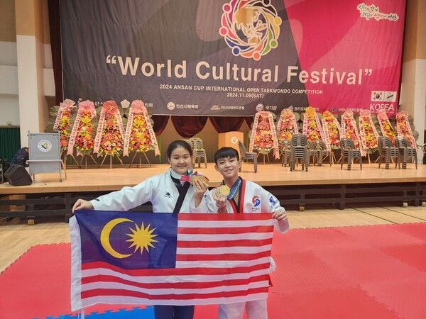 말레이시아 교육계를 놀라게 한 한국인 학생 주인공(김나은양)은 아버지가 운영하는 태권도장에서 꾸준한 태권도 수련을 통해 다져진 체력과 집중 2025년도 말레이시아 국가시험(SPM)에서 응시한 10개 전 과목 모두 최고 등급인 A+를 기록 최근 태권도 4단 승단에도 성공. 현지에서는 이미 ‘한국인 태권소녀’로 불리우는 김나은이 포즈를 취하고 있다/사진=세계어린이태권도연맹