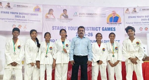 세계어린이태권도연맹 인도지회장 시브람 막와나 대사범이 수상한 선수들과 합동 기념촬영/사진=세계어린이태권도연맹 인도지부 제공