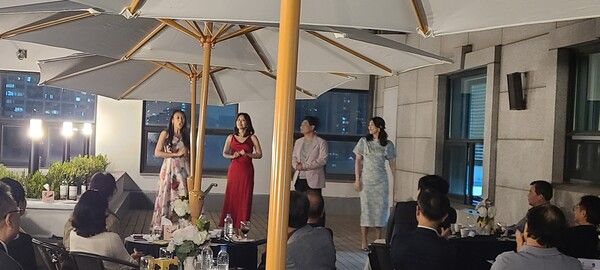 숭실사이버대학 재단이 새로 구입한 학교 옥상 야외 정원에서 음악의 밤 행사를 가졌는데, 초대된 4인의 유명 성악가 합동 공연 장면/숭실사이버대학교 제공