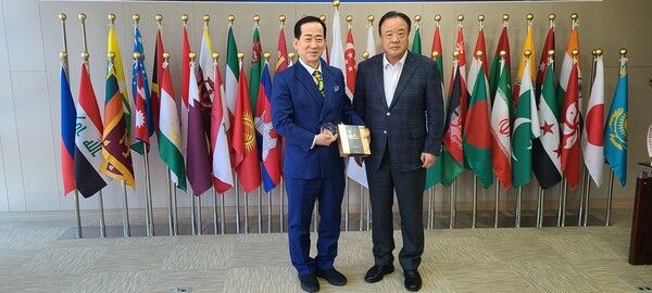 아시아태권도연맹(ATU)김상진 회장이 제15대 국기원장을 역임한 바 있는 현 세계지도관연맹 오현득 지우회장에게 원로자문위원으로 위촉패를 아시아태권도연맹 본부가 위치해 있는 무주태권도원 소재 연맹 사무실에서 수여하는 장면./사진=아시아태권도연맹 제공