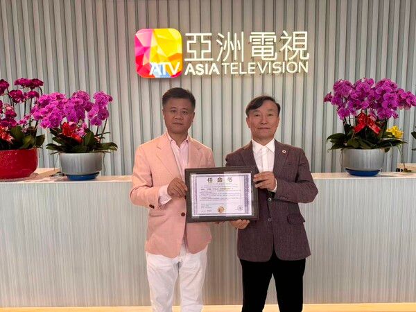 덩쥔제 홍콩아시아TV그룹회장이 한중지역경제협회 이상기 회장에게 특별고문 임명장을 수여하고 있다/사진=한중지역경제협회 제공