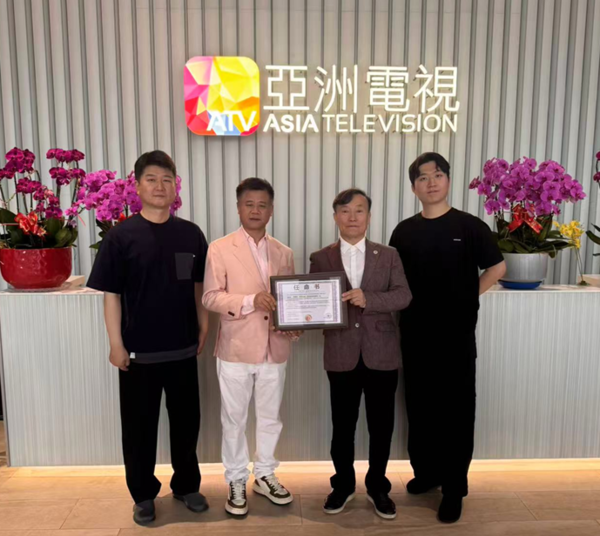 임명식에 동석한 월드케이팝센터 박성진(맨 좌측) 대표와 박산 과장과 합동 사진 촬영/사진=한중지역경제협회 제공