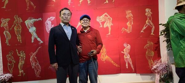 지난달 인사동 화랑에서 개최된 전시회 '예의를 벗은 실낙원(失樂園)'작품을 배경으로 세계어린이태권도연맹 이상기 총재와 김영춘 화백 포즈 /사진=세계어린이태권도연맹 제공