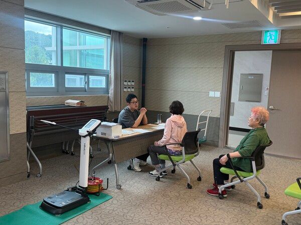 건강수련 롤모델(플랫폼) 구축차원에서 무주군보건의원과 무주노인종합복지관, 대한노인회 무주군지회, 무주군태권도협회, 세계어린이태권도연맹 등 5개 기관 업무협력확약식을 체결하고 경락품세 수련 전후를 비교ㆍ분석하는 과학적 데이터화 사업을 추진을 위한 수련전 신체상태 검증ㆍ측정 장면/사진 세계어린이태권도연맹 제공